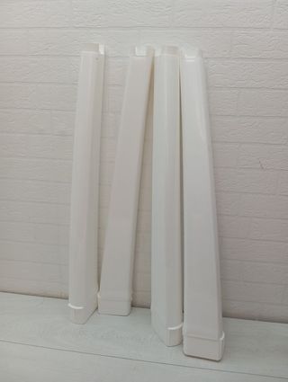 Mesa blanca de plástico para exterior