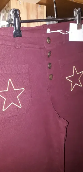 Pantalones anchos con estrellas doradas