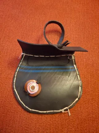 Monedero de caucho negro y multicolor