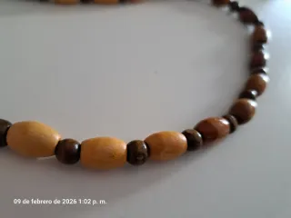 Collar de madera artesanal
