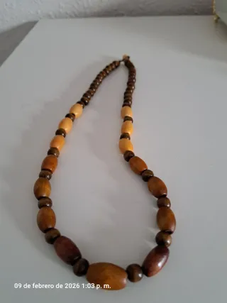 Collar de madera artesanal