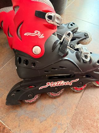 Botas de patinaje en línea negras y rojas