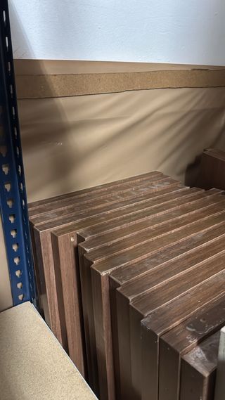 Estanterías de madera color marrón