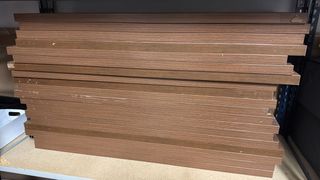 Estanterías de madera color marrón