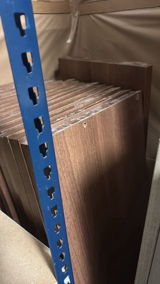 Estanterías de madera color marrón