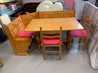 Mesa y banco de madera con cojines
