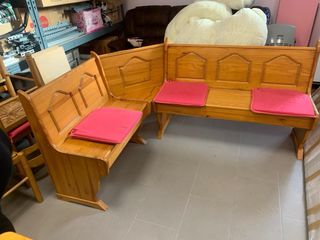 Mesa y banco de madera con cojines