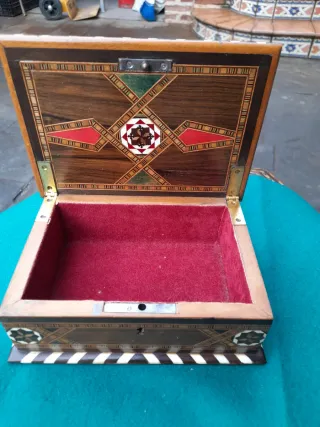 Antigua caja de Taracea