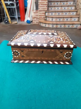 Antigua caja de Taracea