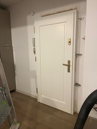 Puerta de entrada blanca