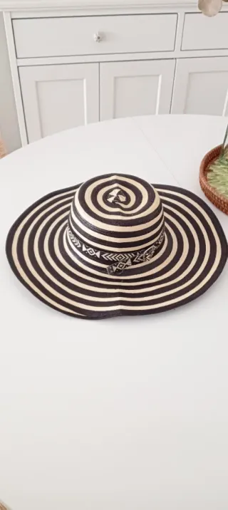 Sombrero Colombiano Rayas Beige y Negro.