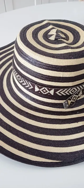 Sombrero Colombiano Rayas Beige y Negro.