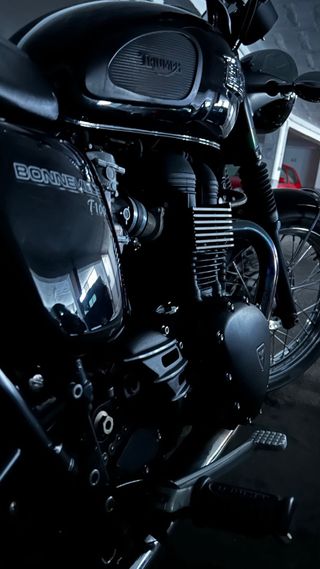Triumph Bonneville T100 Negra