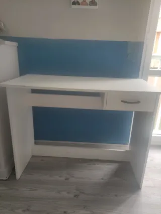 Escritorio blanco con cajón