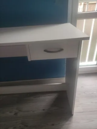 Escritorio blanco con cajón