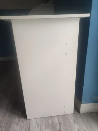 Escritorio blanco con cajón