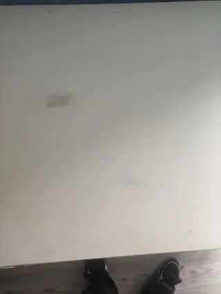 Escritorio blanco con cajón