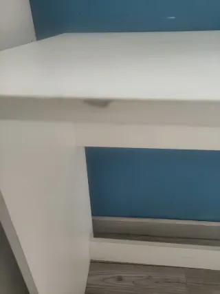 Escritorio blanco con cajón