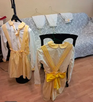 2 Disfraces de adulto. niña amarillo blanco