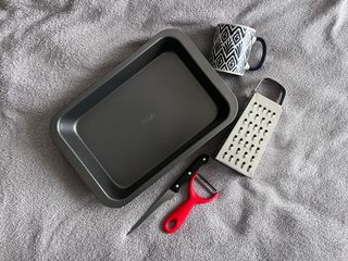 Bandeja horno, rallador, pelador y taza