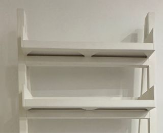 Escritorio blanco madera con estanterías