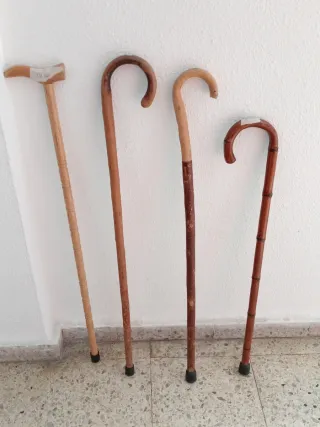 Lote 4 Bastones de Madera a 5€ cada uno.