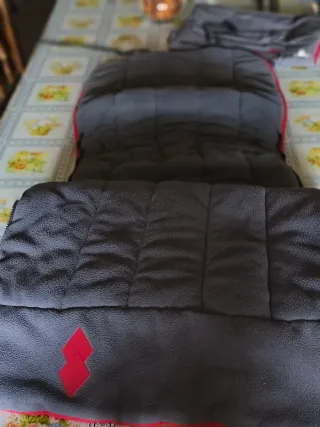 Saco para silla de bebé de paseo rojo y gris