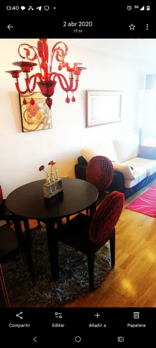 Mesa redonda negra y roja Ikea