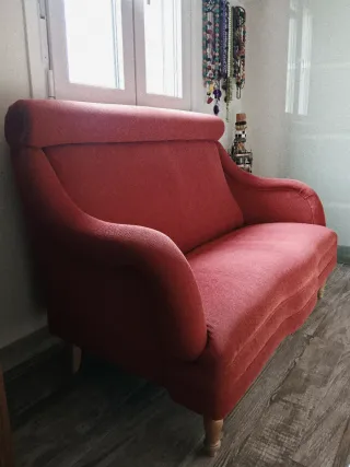 Sofá 2 plazas rojo tela y patas madera