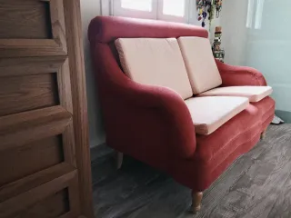 Sofá 2 plazas rojo tela y patas madera