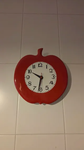 Reloj de pared rojo con forma de manzana