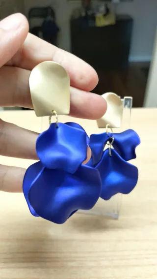 Pendientes pétalos azul y dorado