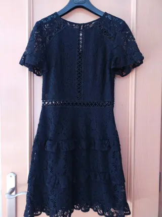 Vestido negro de encaje con volantes