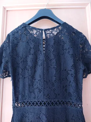 Vestido negro de encaje con volantes