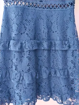 Vestido negro de encaje con volantes