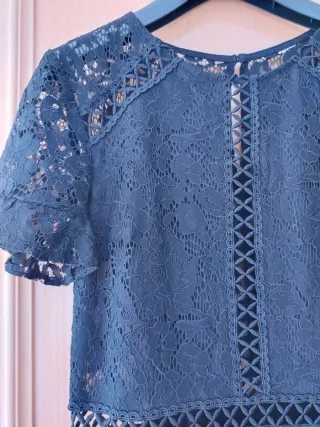 Vestido negro de encaje con volantes