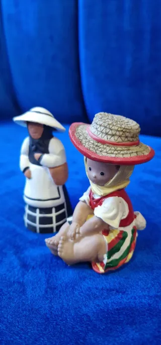Figuras cerámica personas vestidas