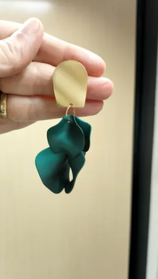 Pendientes pétalos verdes y dorados