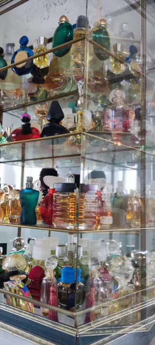 Collezione 130 Miniature di Profumi + Mobile