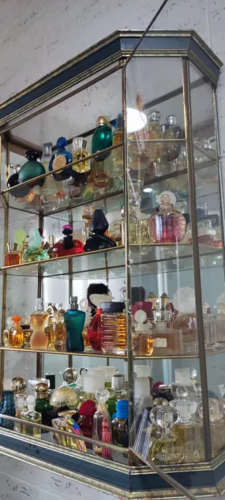 Collezione 130 Miniature di Profumi + Mobile