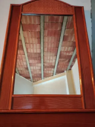 Muebles de madera y mimbre