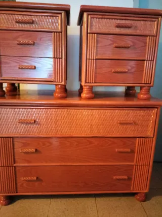 Muebles de madera y mimbre