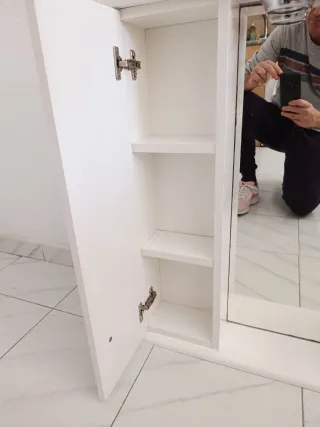 Armario de baño blanco con espejo