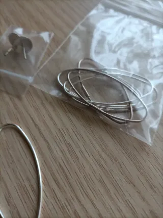 Ganchos para pendientes plateados