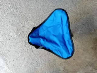 Sgabellino portatile blu ripiegabile e pratico