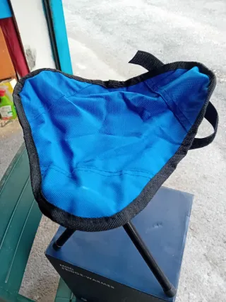 Sgabellino portatile blu ripiegabile e pratico