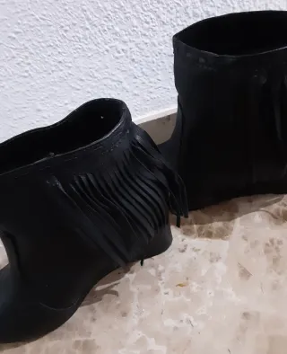 Botines cuña tacón 39 flecos negros imitación piel