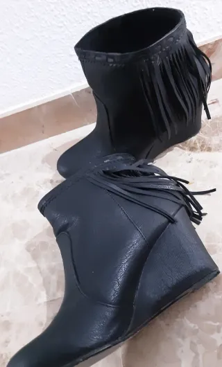 Botines cuña tacón 39 flecos negros imitación piel