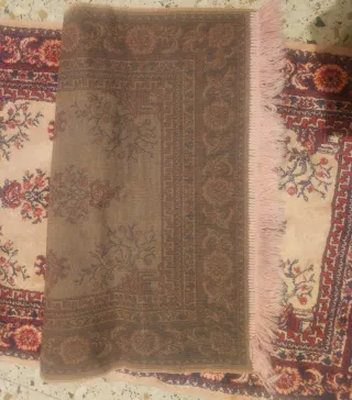 Alfombra rosa y roja con diseño floral