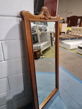 Espejo de madera con marco tallado